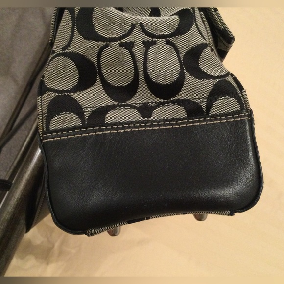 Coach Hampton signature flap satchel. Smoke free and pet free home. - Picture 7 of 16